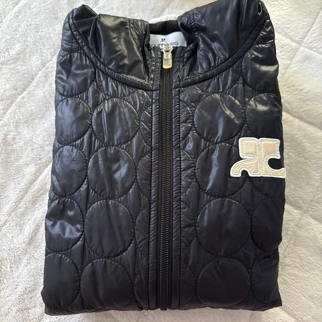 クレージュ　黒　キルティングフード付きジップベスト