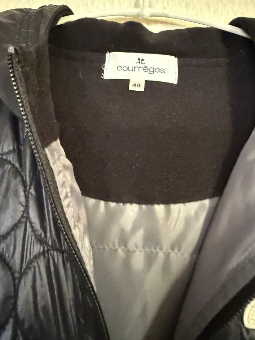 クレージュ　黒　キルティングフード付きジップベスト