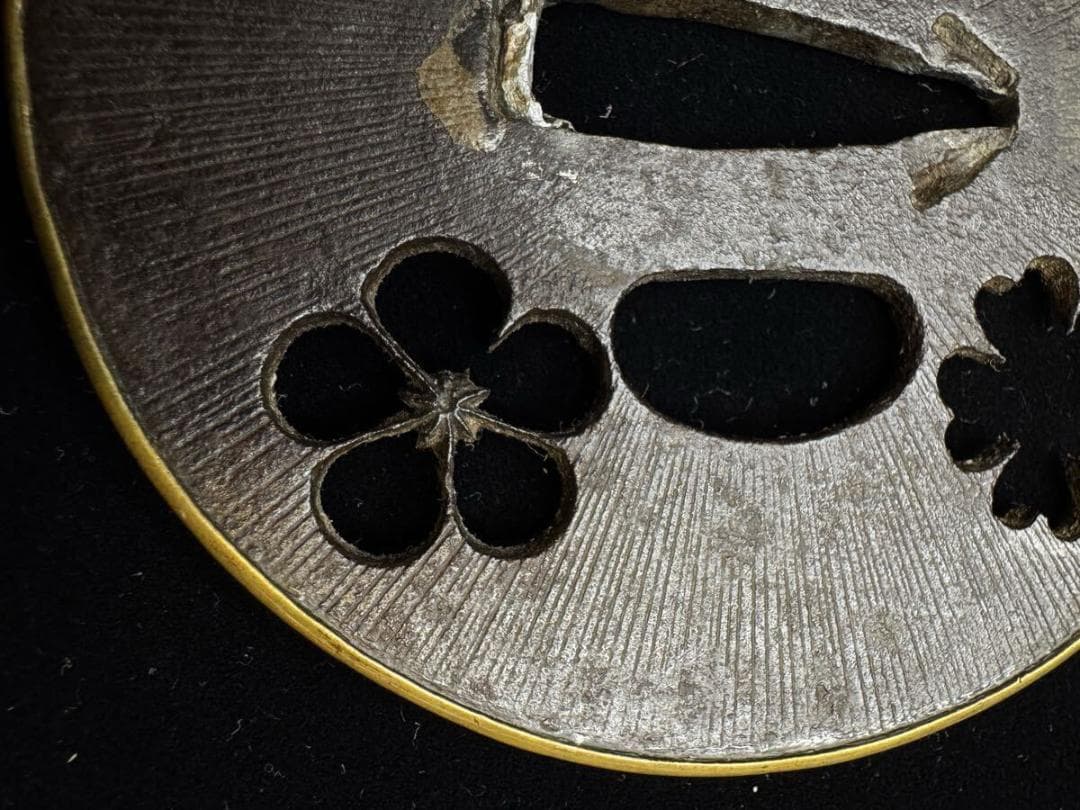 無銘 鉄地桜梅透し鐔 阿弥陀鑢 真鍮覆輪 日本刀 刀装具 骨董 古美術 江戸時代