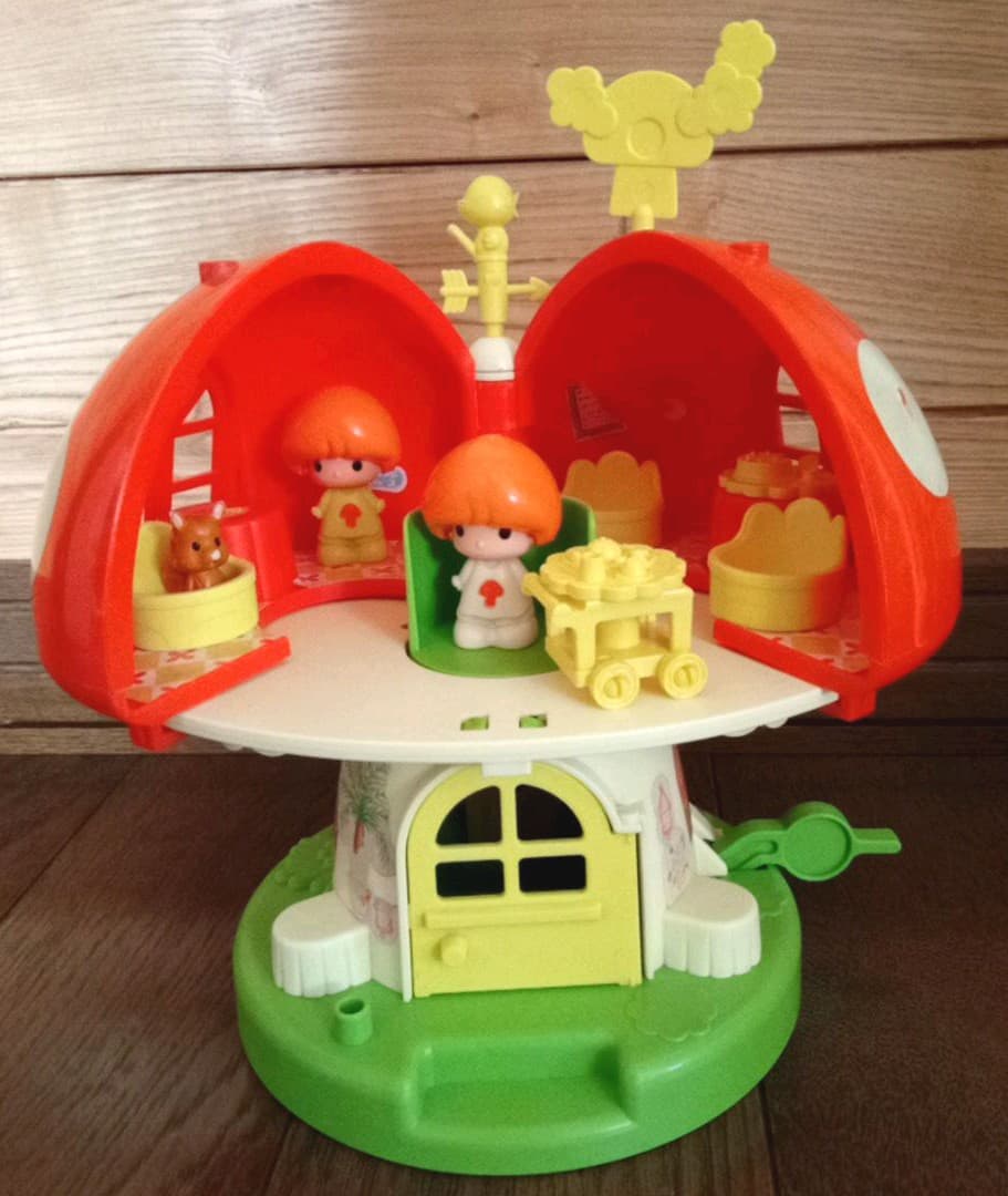 881【きのこのレストラン】白と黄色い服のきのこちゃん付き