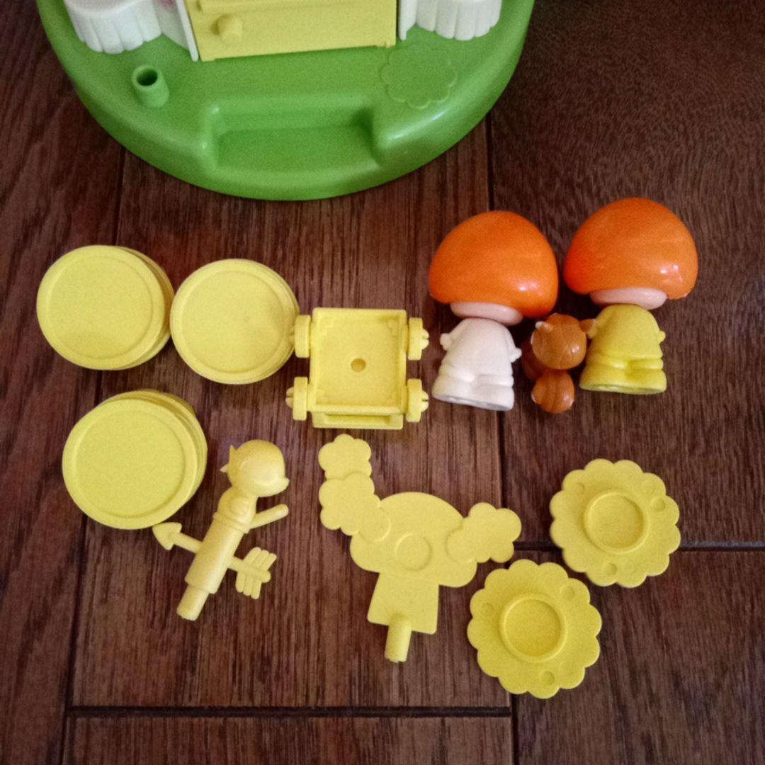 881【きのこのレストラン】白と黄色い服のきのこちゃん付き