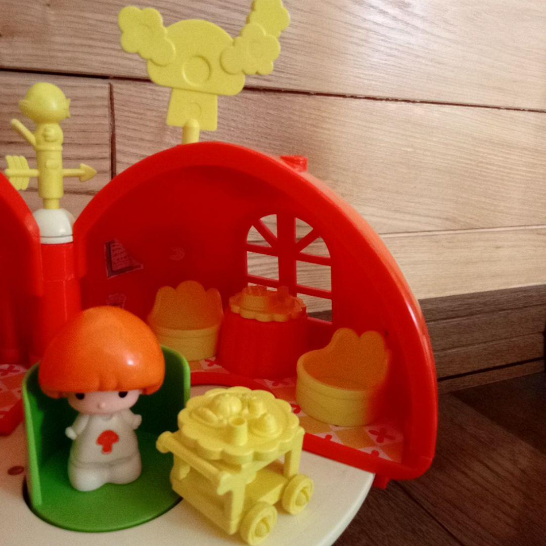 881【きのこのレストラン】白と黄色い服のきのこちゃん付き