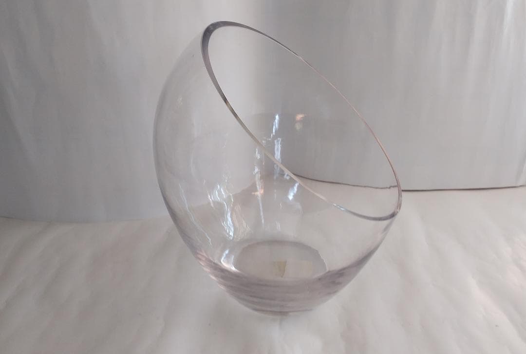 ユニーク な形状のガラス製 花瓶 花器 金魚鉢 メダカ鉢 です。