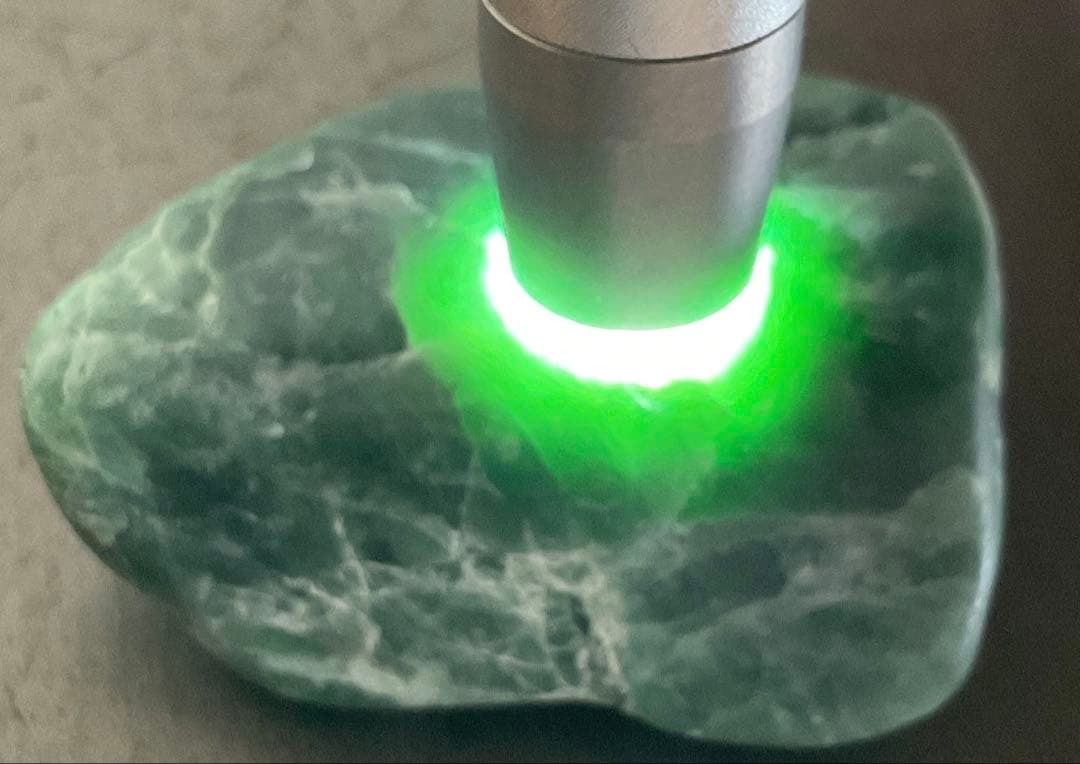 映える濃緑色　透明感　糸魚川翡翠24g ヒスイ　ひすい