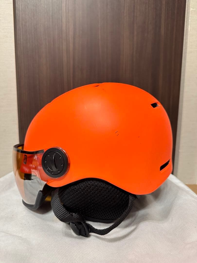 キッズ　スキー用ヘルメット　バイザー付き