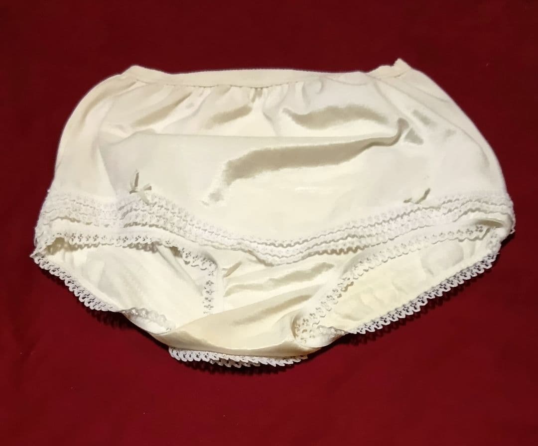 YONEX　アイボリー ショートフリルのアンダースコート