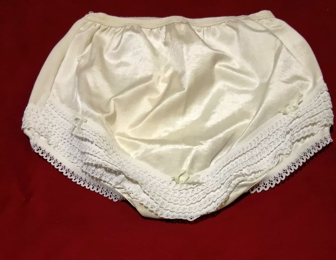 YONEX　アイボリー ショートフリルのアンダースコート