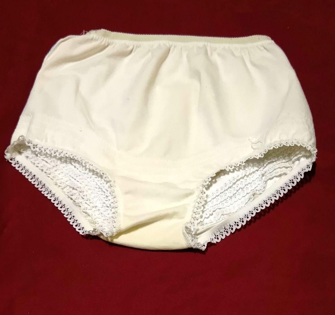 YONEX　アイボリー ショートフリルのアンダースコート