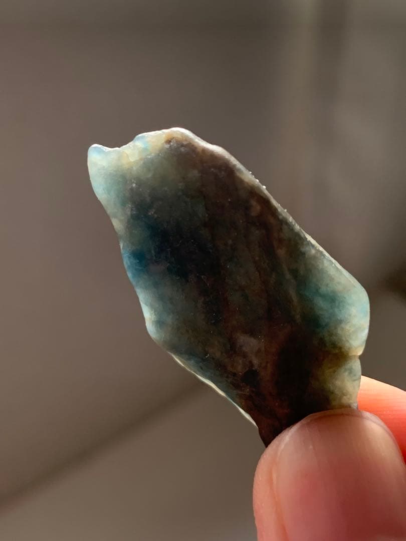 茄子紺　入りコン沢原石　糸魚川翡翠　青ひすい　ヒスイ　国産鉱物　水石　根付　勾玉