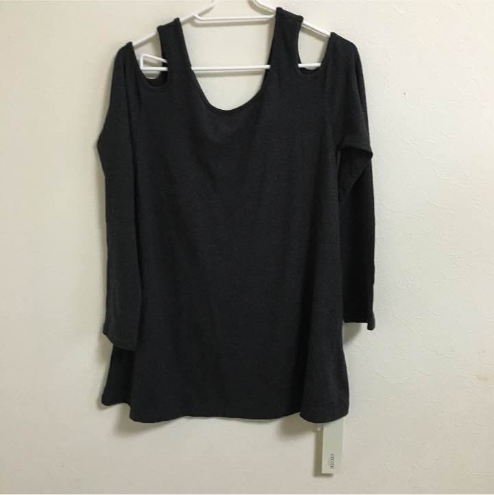 【新品未使用】emmi ヨガ オープンショルダートップス