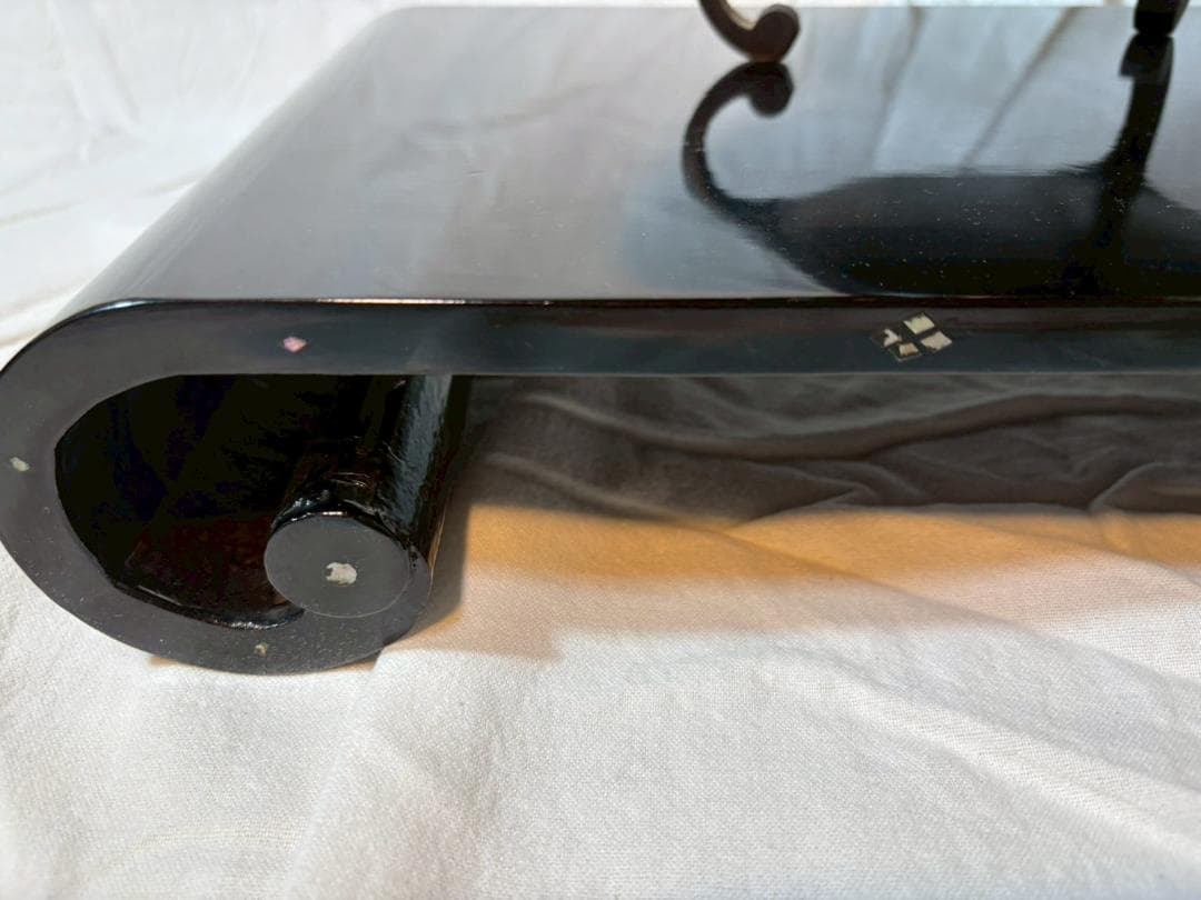 金属製花瓶と黒色巻き角台