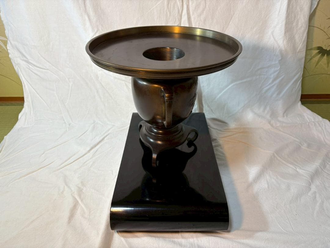 金属製花瓶と黒色巻き角台