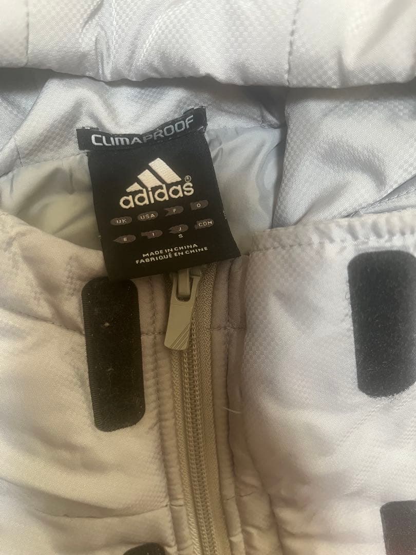 adidas Climaproofダウンベンチコート