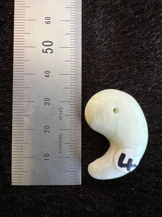 糸魚川翡翠　勾玉