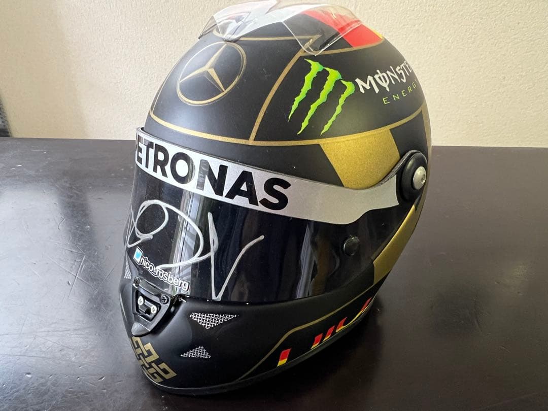（美品）メルセデスF1 ニコロズベルグ直筆サイン入り1/2ヘルメット