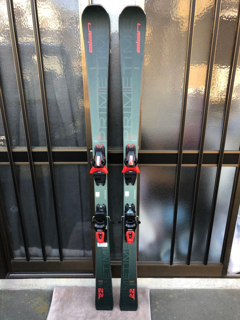 Elan のスキー板。