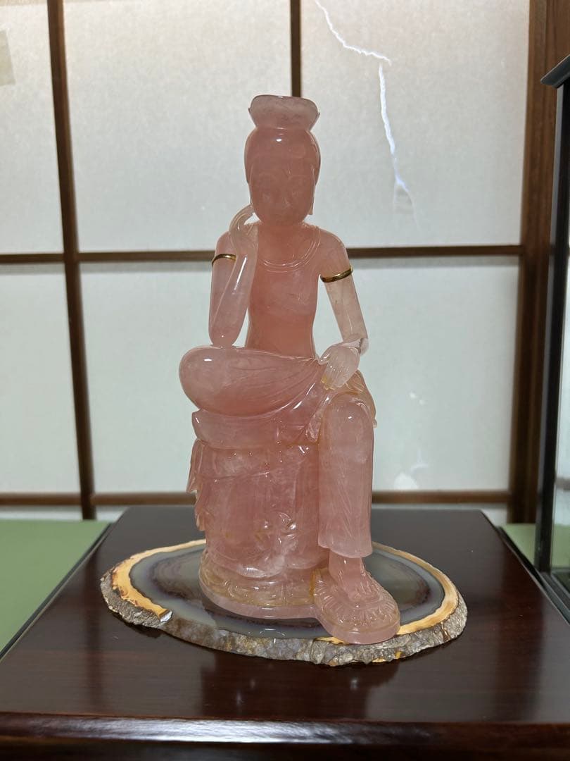 ローズクォーツ 弥勒菩薩像 ガラスケース入り