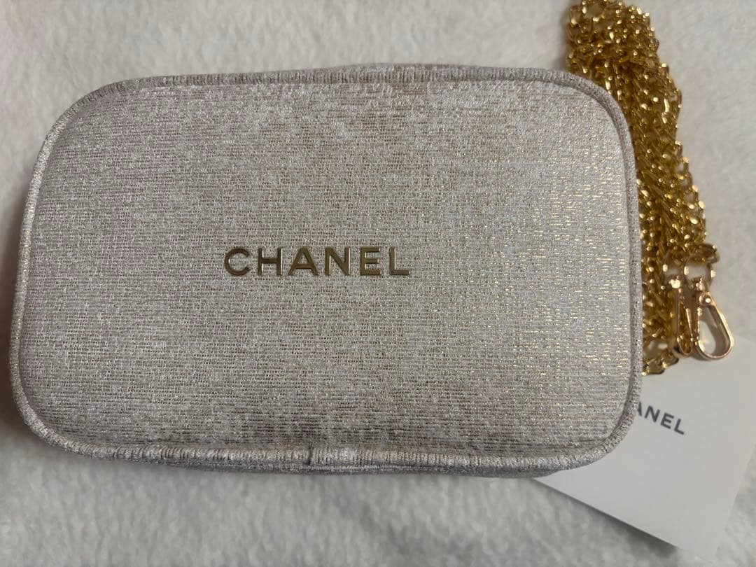 CHANEL シャネル　ホリデー限定 ノベルティ　ポーチ　ベージュ ラメ