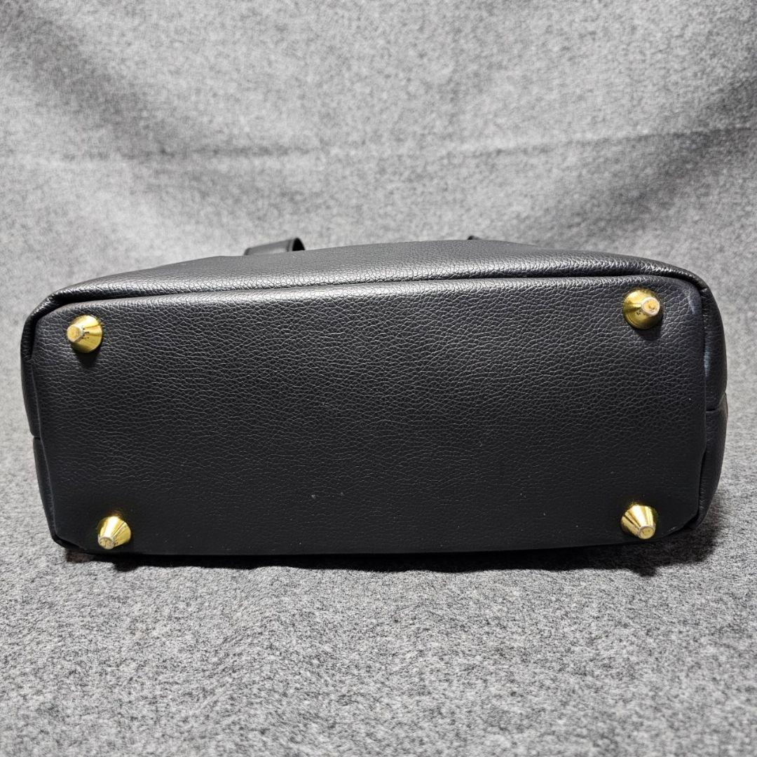 【V12】人気PVCレザー カモフラ柄×ロゴプレート カートバッグ 黒