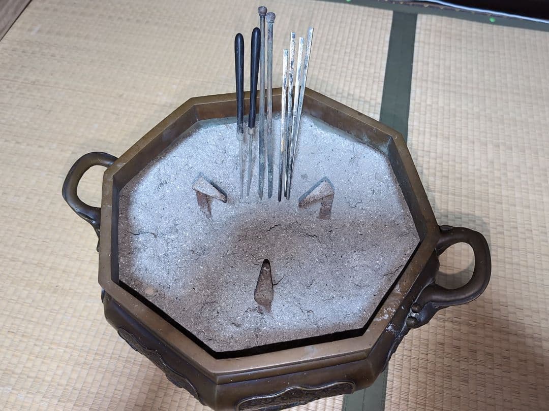 ・八角火鉢 ・四本足　台座付き