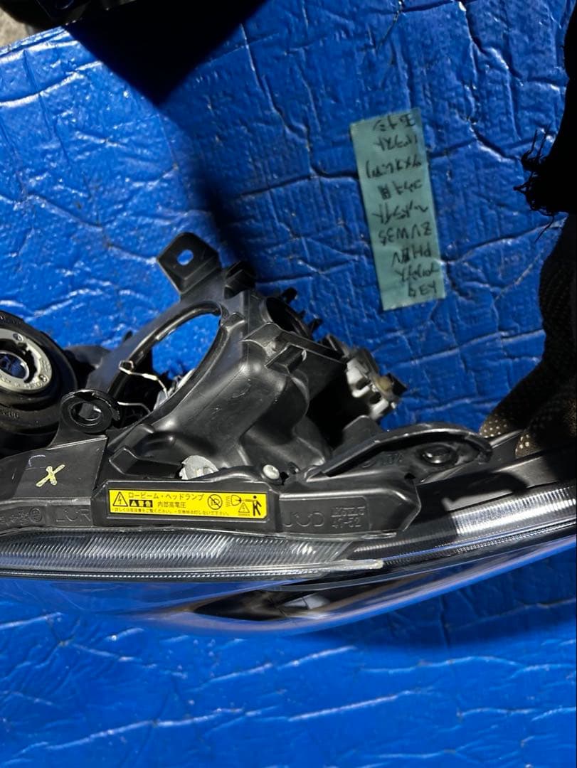 トヨタ　プリウスPHV ZVW35 ヘッドライト　訳アリ品