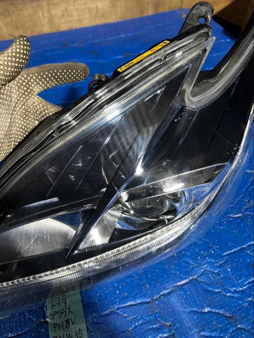 トヨタ　プリウスPHV ZVW35 ヘッドライト　訳アリ品