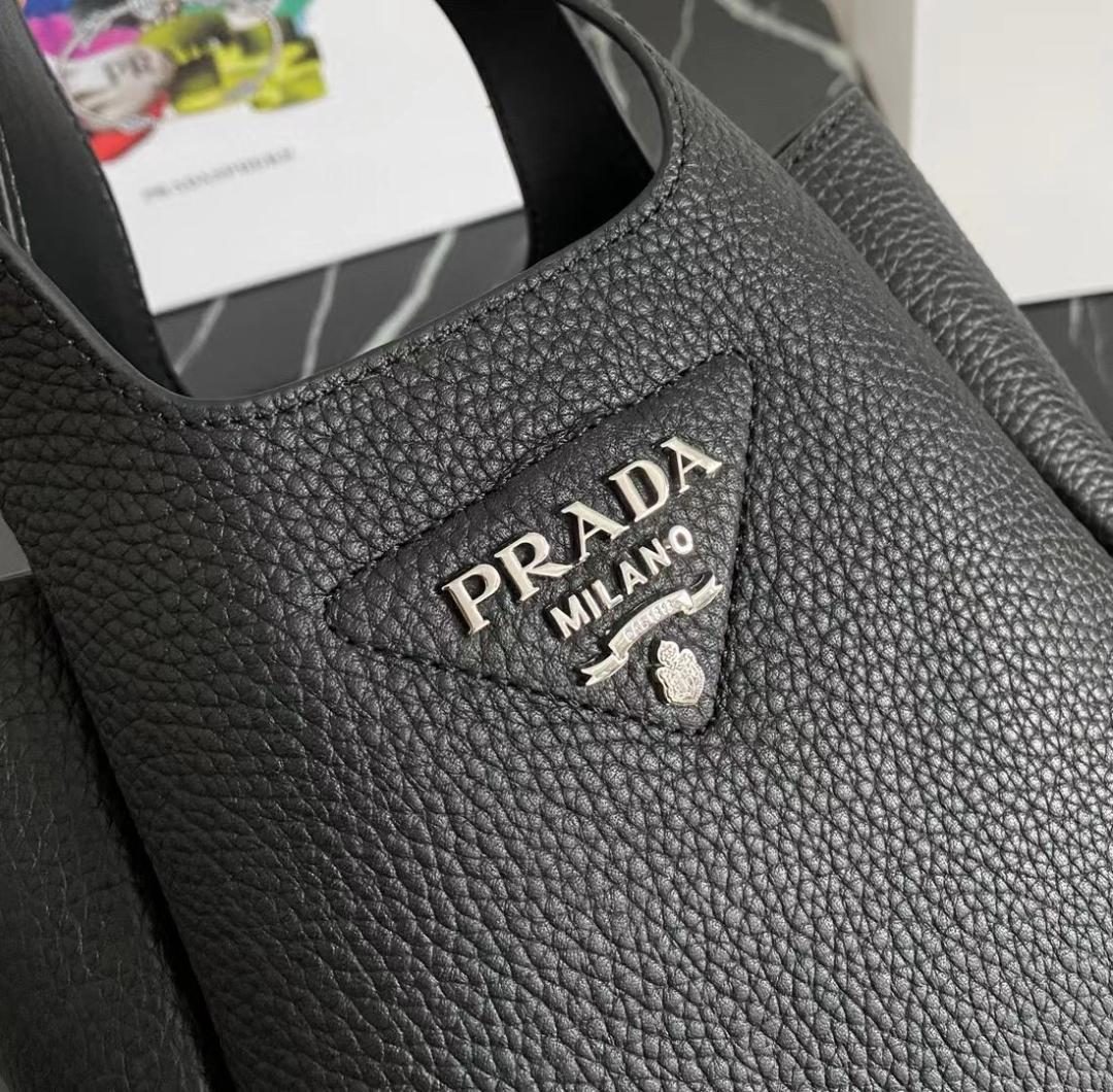 PRADA 黑い革のハンドバッグです