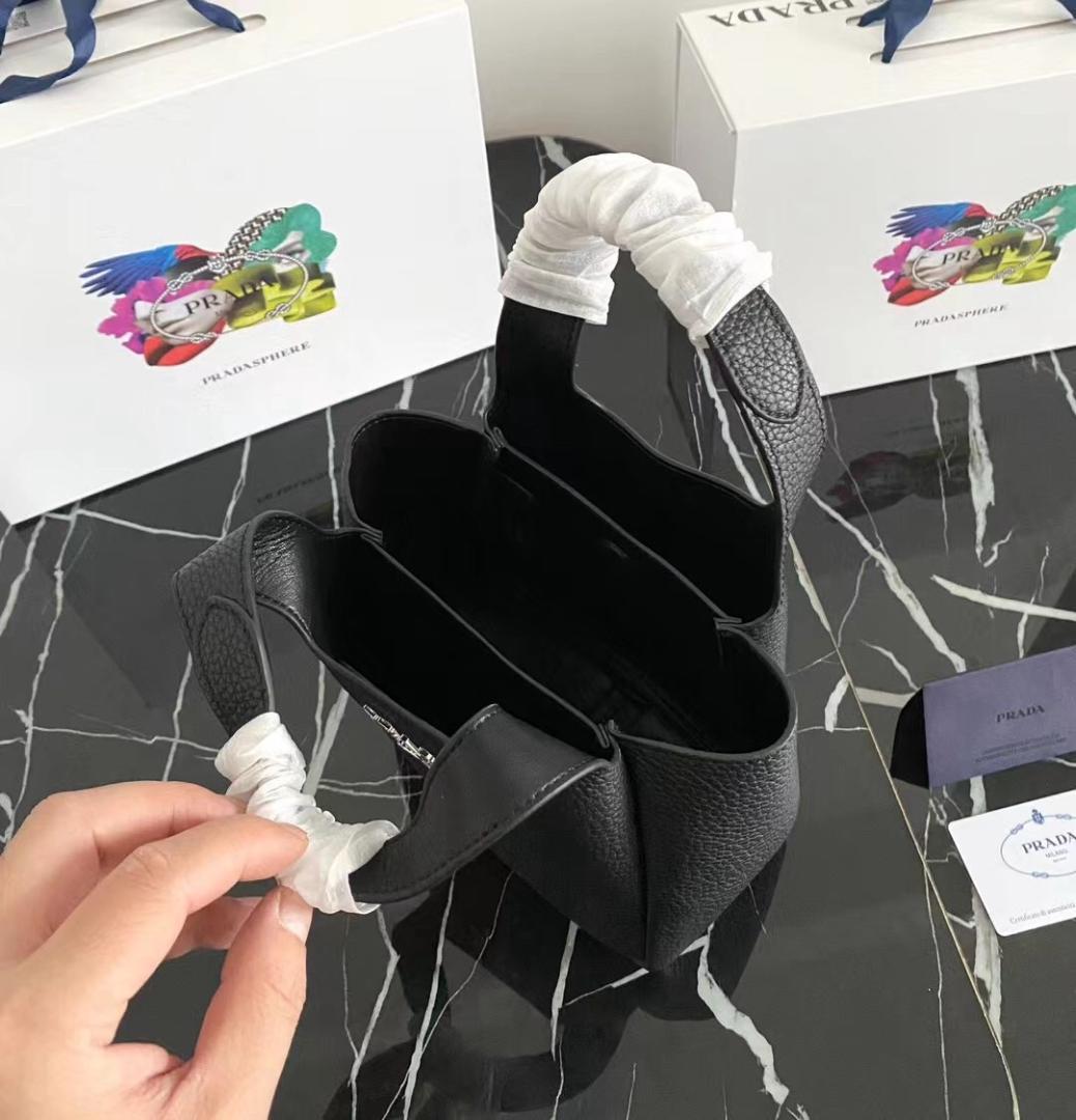 PRADA 黑い革のハンドバッグです