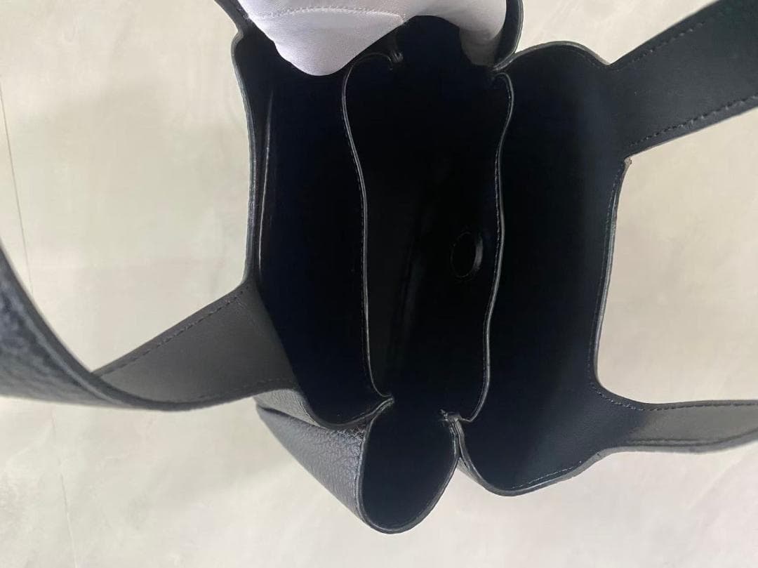 PRADA 黑い革のハンドバッグです