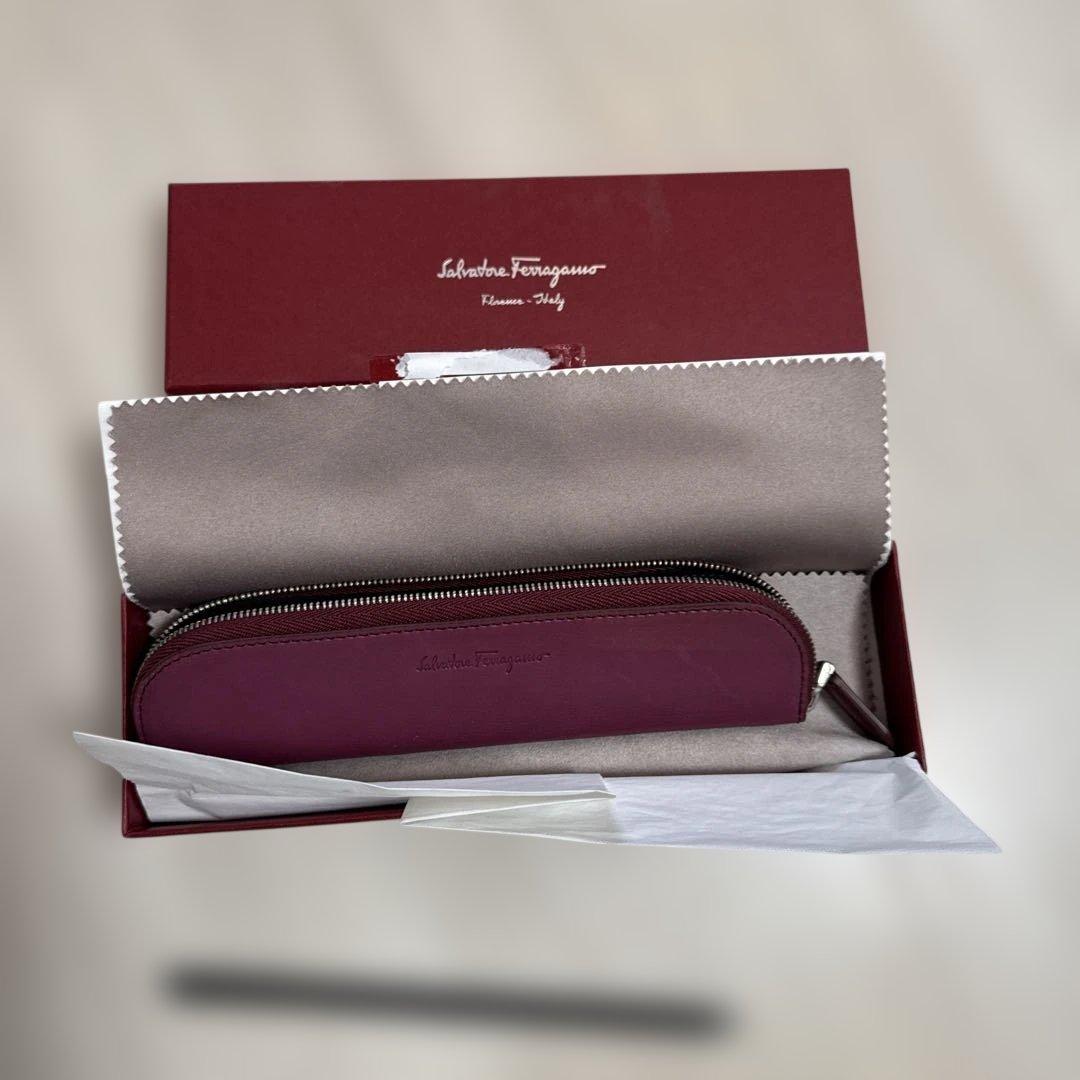 サルヴァトーレ フェラガモのレザーペンケース