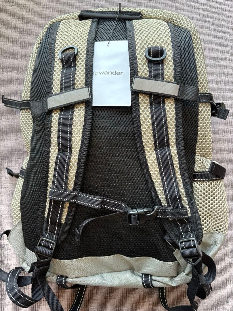 アンドワンダー And wander 3Dメッシュバックパック カーキ色