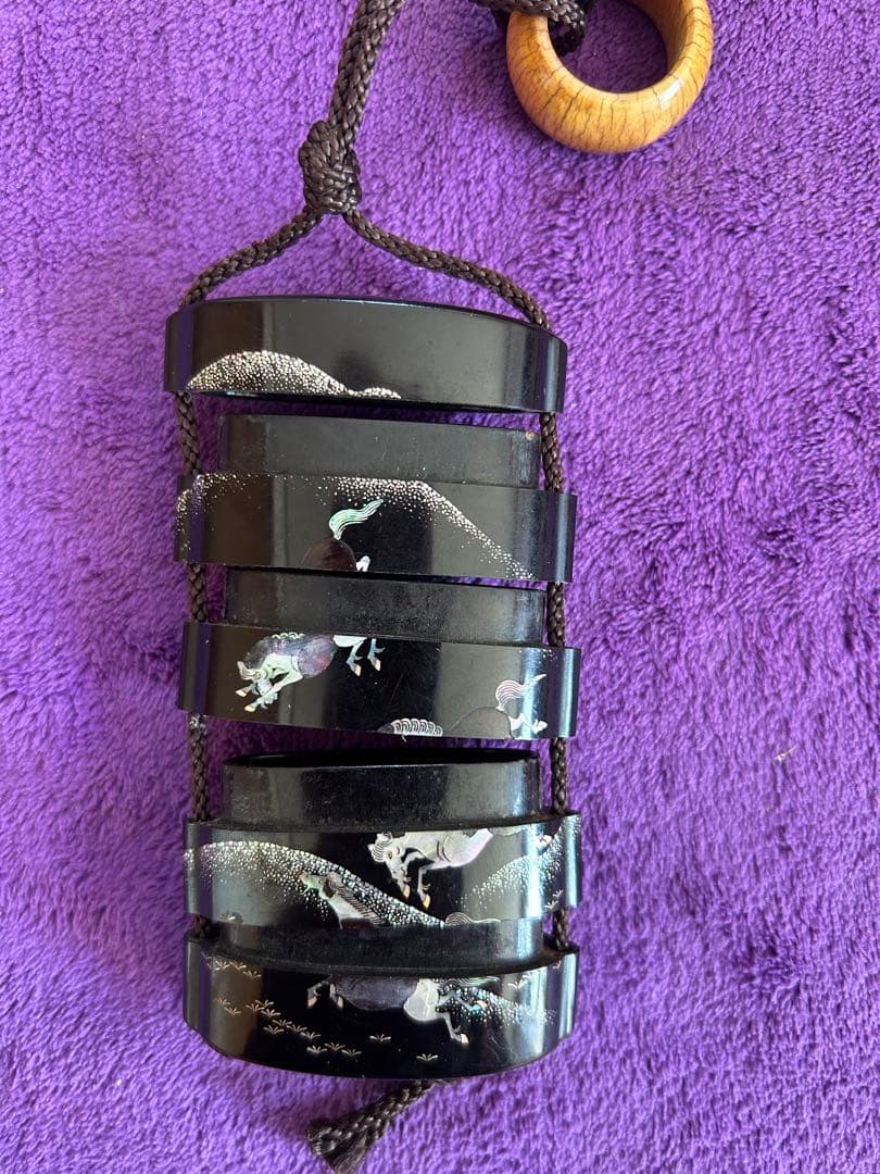 螺鈿 漆塗り 馬の絵柄 来年の干支 根付 印籠