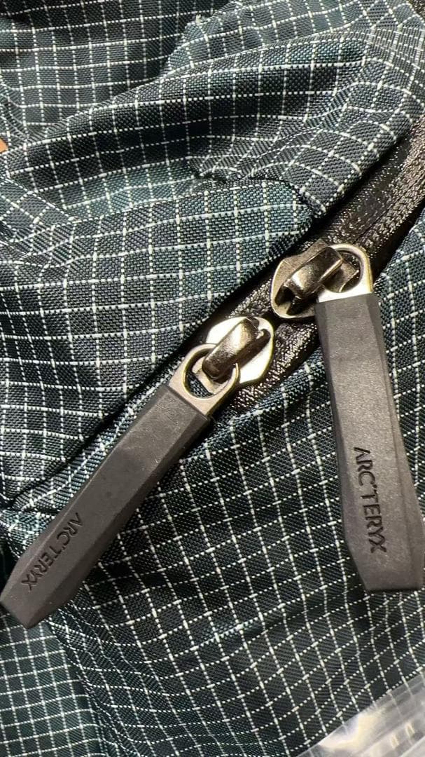 ARC'TERYX KONSEAL 15 チェック柄バックパック グリーンです