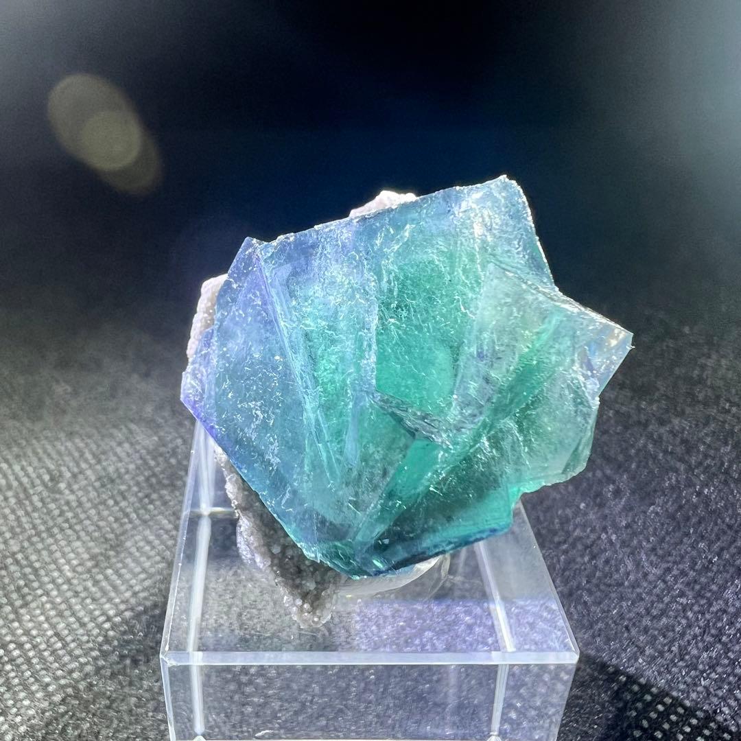 ヤオガンシャン産　クォーツクラスター母岩付き「水縹色」フローライト