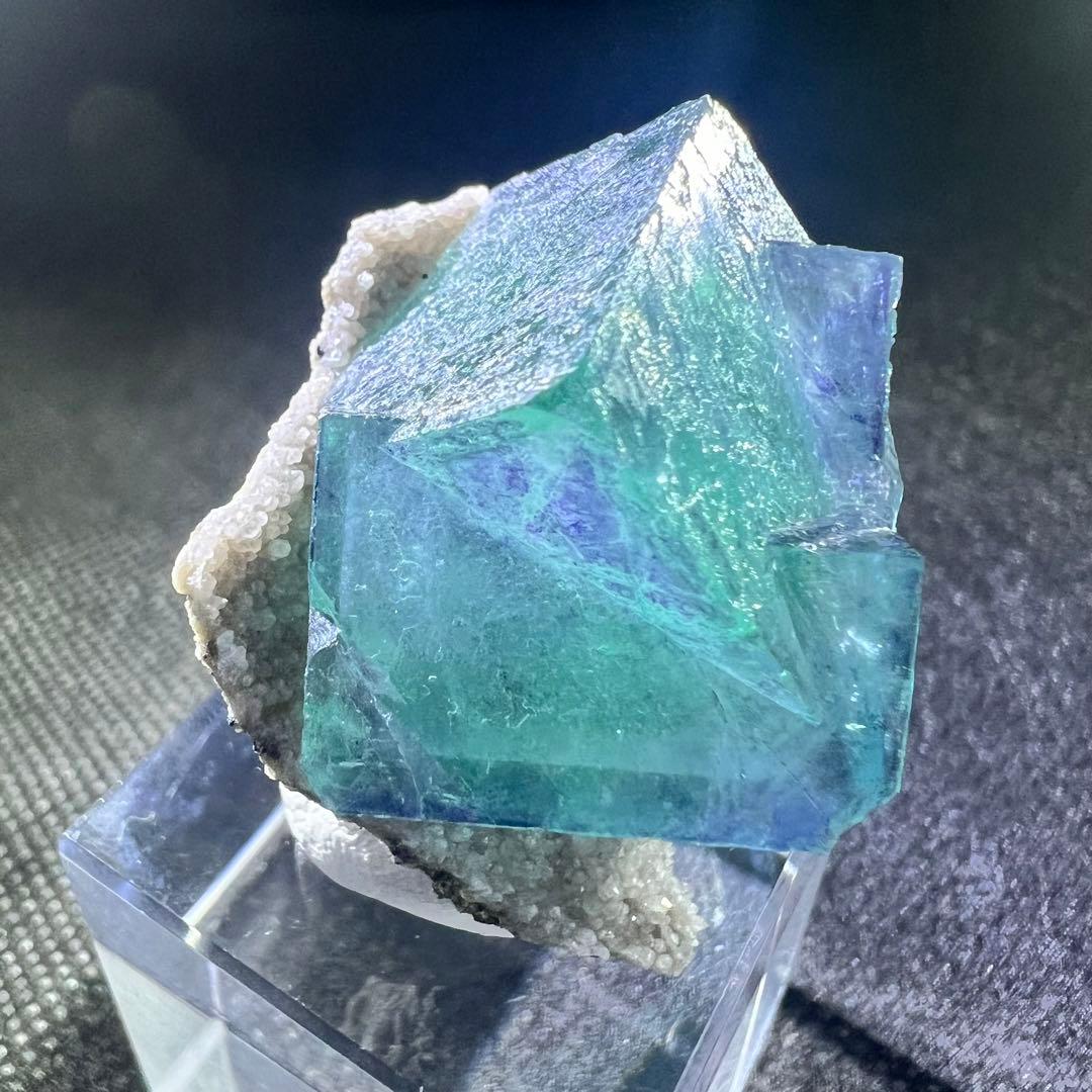 ヤオガンシャン産　クォーツクラスター母岩付き「水縹色」フローライト