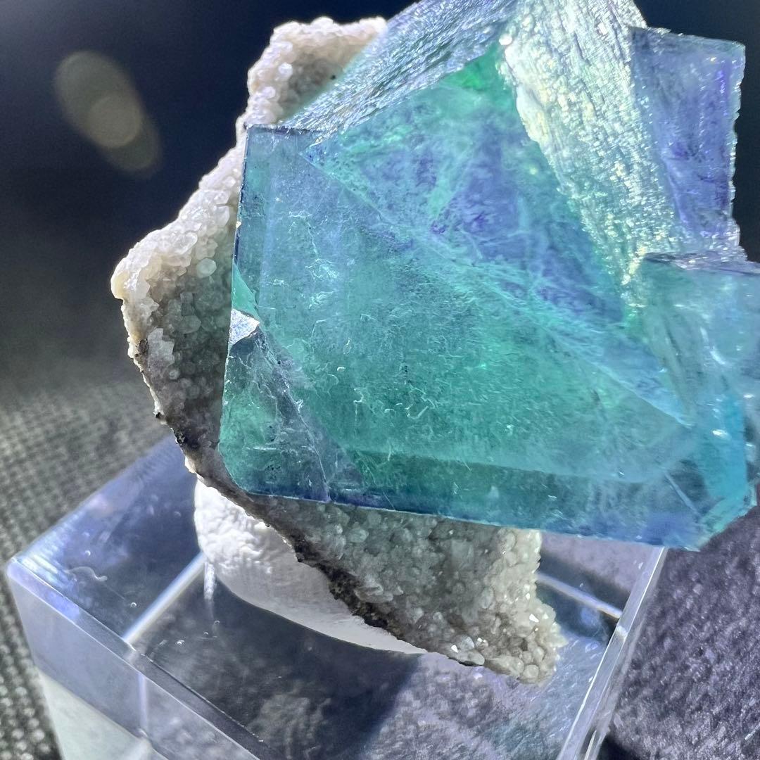 ヤオガンシャン産　クォーツクラスター母岩付き「水縹色」フローライト