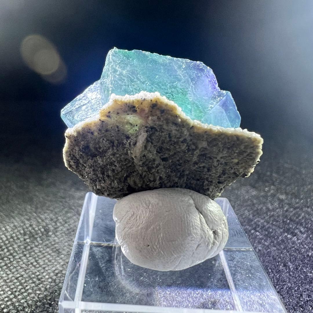 ヤオガンシャン産　クォーツクラスター母岩付き「水縹色」フローライト