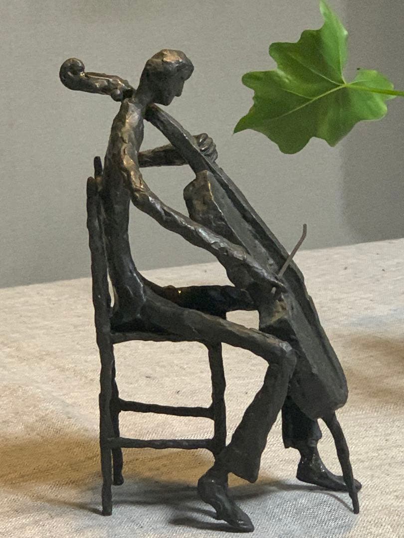 チェロ奏者 オブジェ 金属 彫刻 置物 音楽家 モダン アート　かなりの美品です