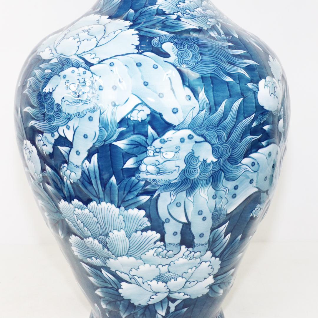 藤井勝雲 染付波渕牡丹獅子図 花瓶　壺　有田焼　染錦　共箱