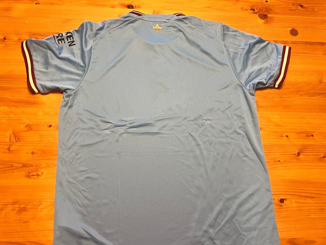 【マンチェスター・シティ2022-2023トレブル記念ユニフォームセット】タグ付