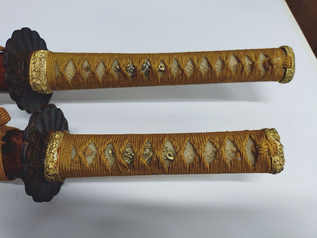 4-375 模造刀　2本　台座付き　大小　太刀　日本刀　鉄鍔