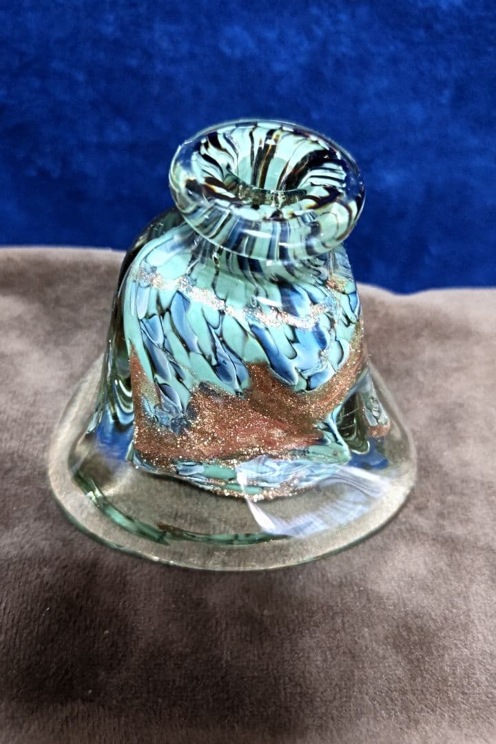 ベル型ガラス工芸品 青緑と金色　　 在銘　ペン立て