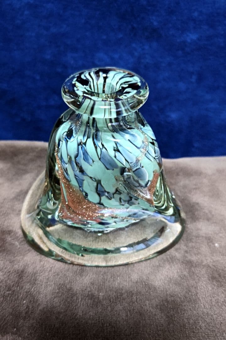 ベル型ガラス工芸品 青緑と金色　　 在銘　ペン立て