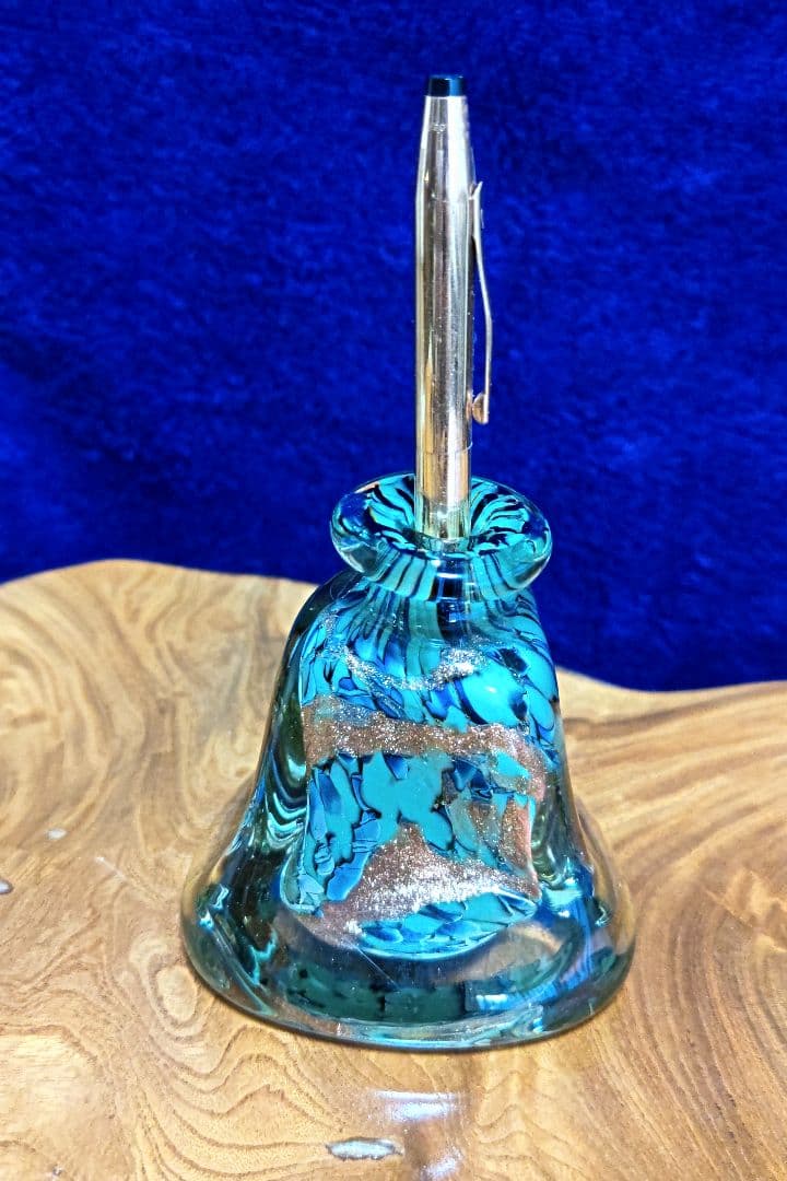 ベル型ガラス工芸品 青緑と金色　　 在銘　ペン立て