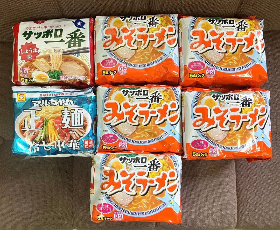 ラーメン　カレー飯　お菓子などのセット