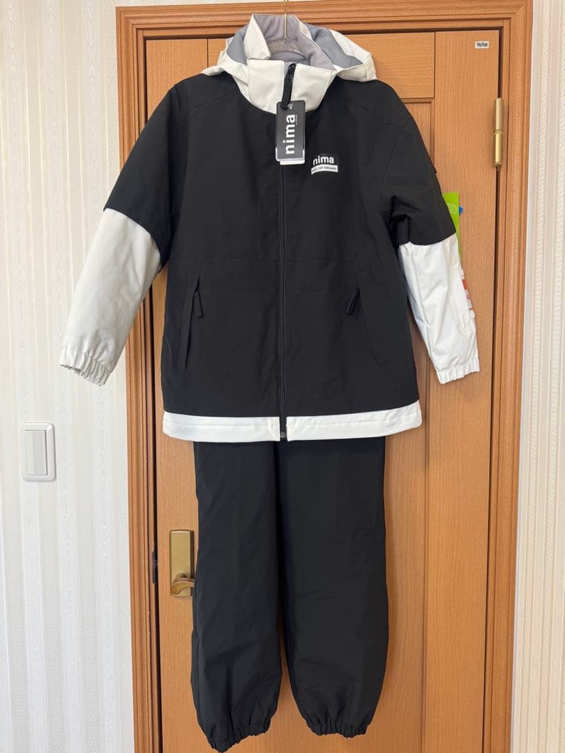 未使用・タグ付きnima 上下セット 子ども用 ブラック セパレートスノーウェア