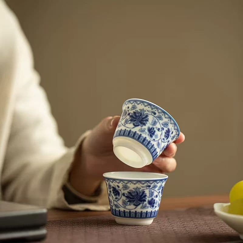 青い花模様の陶器カップ