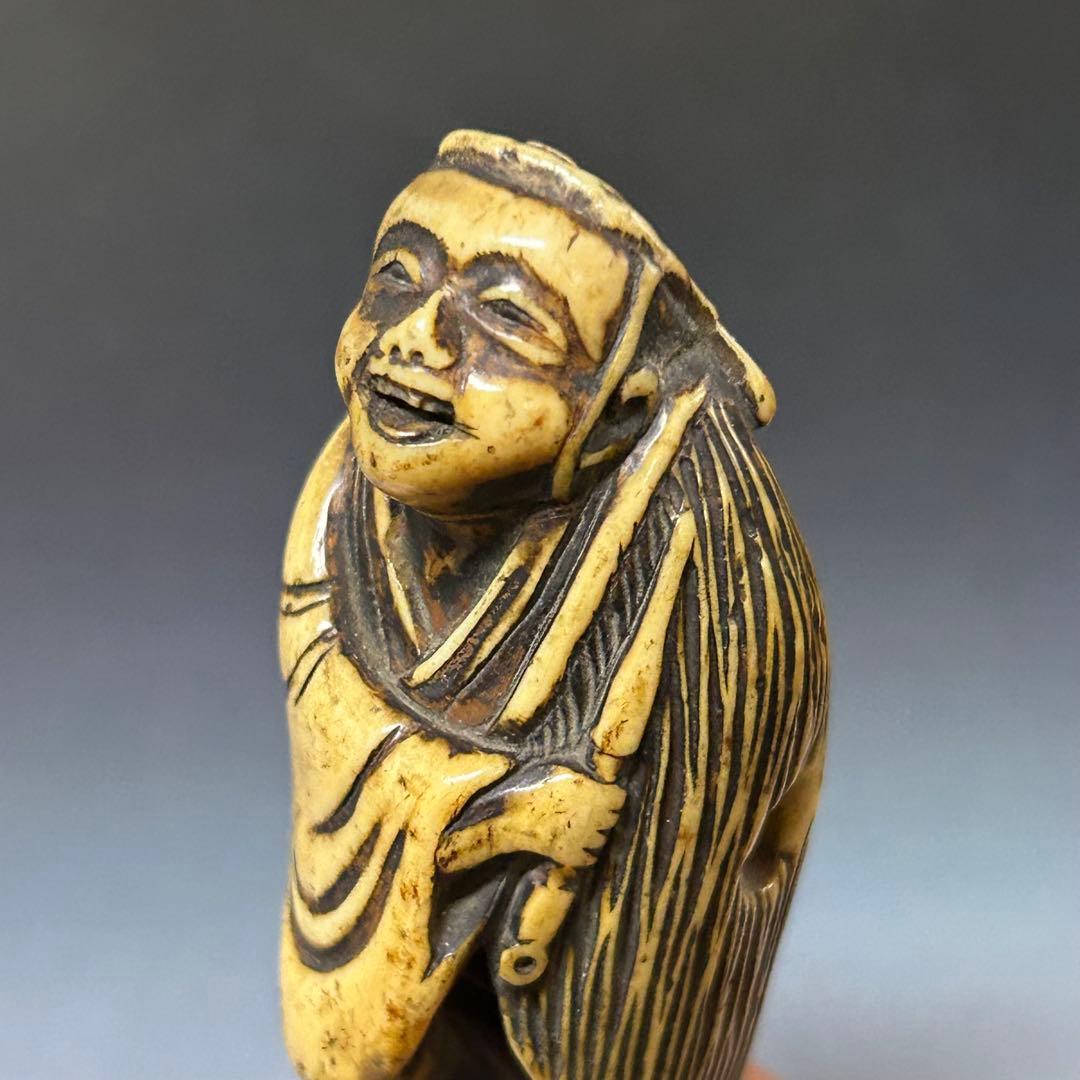 蓑笠煙管持ち人物根付