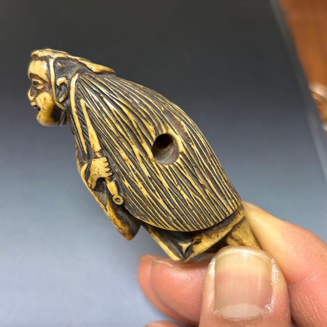 蓑笠煙管持ち人物根付