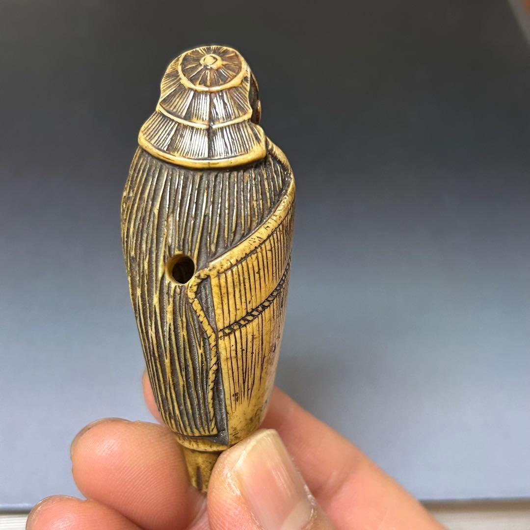 蓑笠煙管持ち人物根付